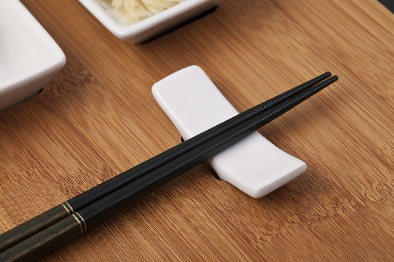 Chopsticks Sushi Fish Roll Rice  - onderortel / Pixabay